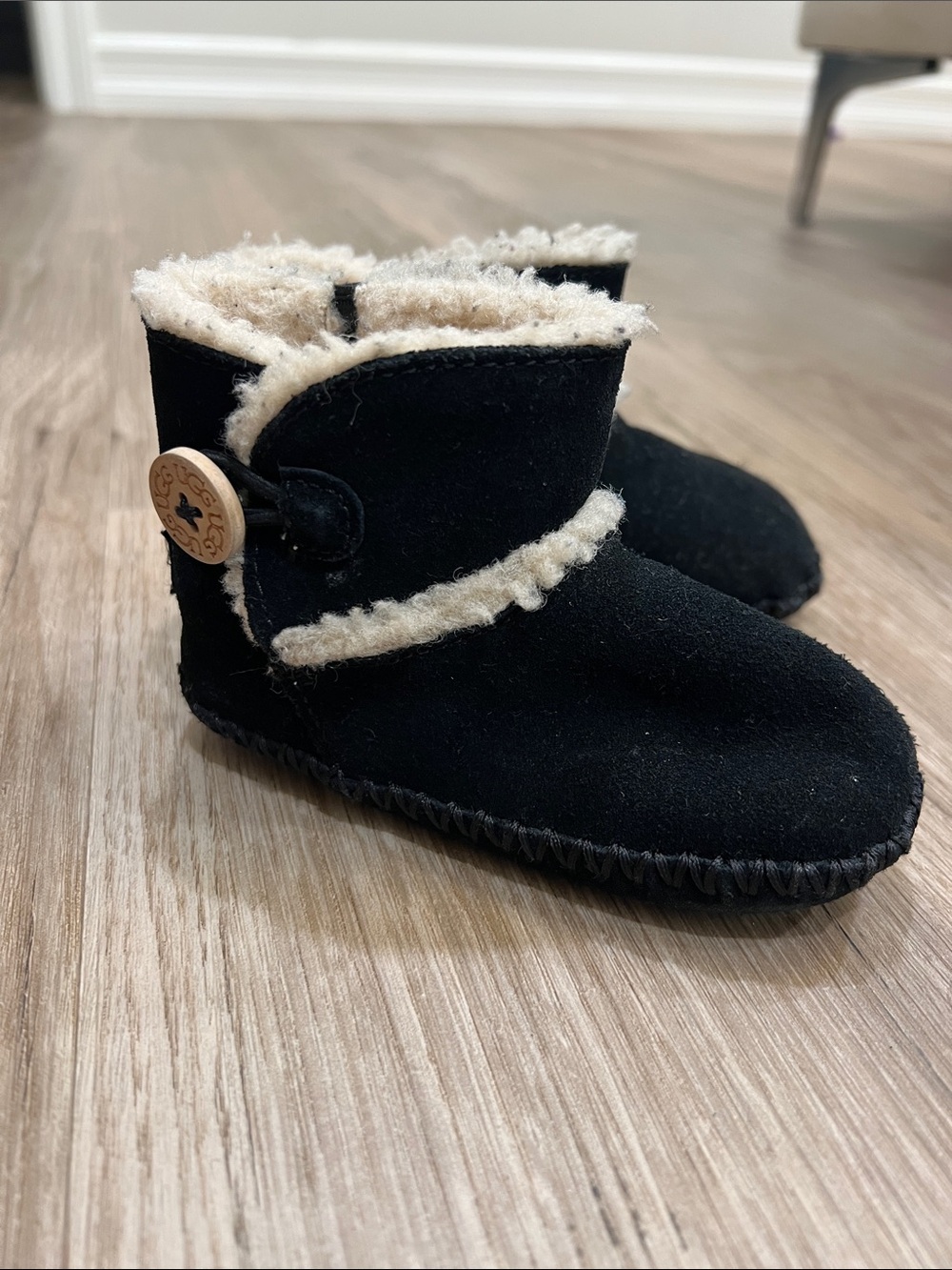 UGG Cardboard Gift Box in Chestnut and Black